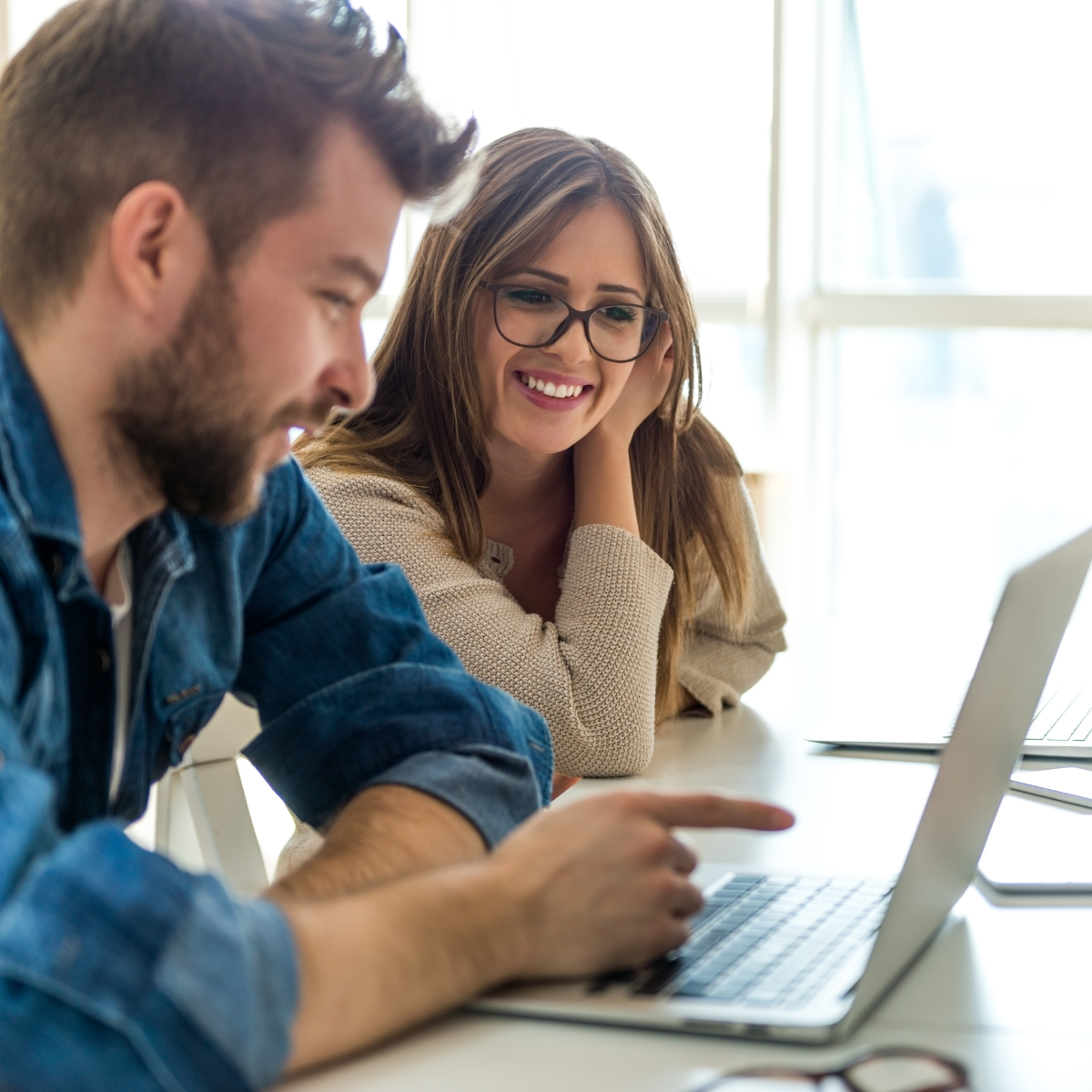 Two people looking for jobs in Germany